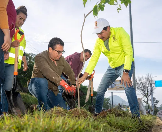Embellecen acceso poniente de la ciudad con tequio vecinal en la Carretera Internacional