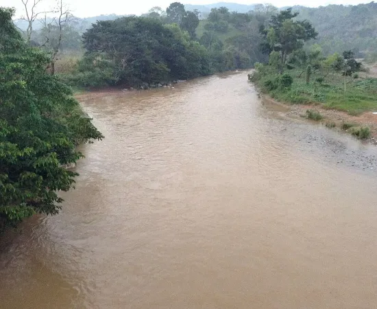 Buscan a joven arrastrado por río en San Juan Lalana