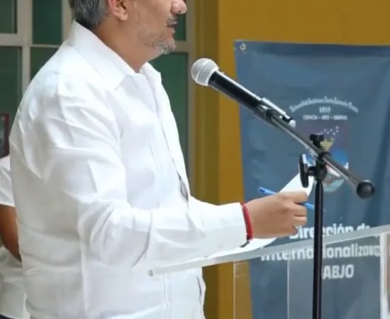 El Rector de la UABJO, Mtro. Cristian Eder Carreño López, se reunió con  estudiantes de las diferentes universidades del país y de Latinoamérica, quienes eligieron nuestra Universidad para realizar una estancia de investigación, mediante el Programa Delfín.  Durante el verano las y los jóvenes universitarios desarrollaron propuestas científicas en las diferentes disciplinas, apoyados por docentes de nuestra Casa de Estudios, además de conocer y disfrutar de la cultura y tradiciones de Oaxaca.   “Identidad y