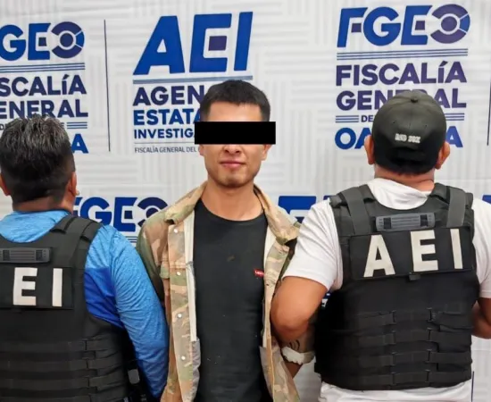 Fiscalía de Oaxaca detiene a una persona que disparaba una escopeta y le aseguran drogas, en Santos Reyes Nopala