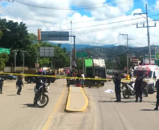 Detiene Fiscalía a chofer que camión de basura que mató a abuelita en Plaza Bella
