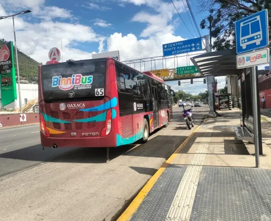 Exhorta Policía Vial a evitar estacionarse en el carril del BinniBus