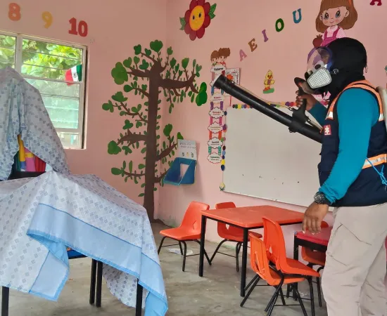 Más escuelas son beneficiadas con la Jornada de Sanitización contra el Virus Coxsackie en Juchitán