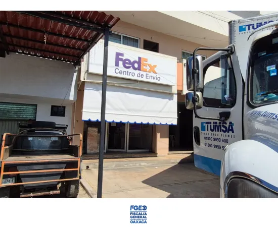 Cateo en establecimiento de paquetería permite asegurar paquete con cocaína, marihuana y cristal en Pinotepa 