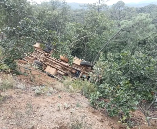 Reportan 29 personas lesionadas en volcadura de autobús en Santa María Peñoles