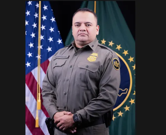 “Ni lo intenten”, fue el mensaje contundente del subjefe interino de la Patrulla Fronteriza, Roberto Domínguez, al desmentir la idea de que aún es sencillo cruzar la frontera entre México y Estados Unidos, como ocurrió en años anteriores.  Domínguez en una conferencia virtual donde estuvo equipo de Frecuencia Informativa 24/60 informó que actualmente más de 10 mil agentes estadounidenses vigilan los cruces irregulares a lo largo de la frontera, con la instrucción de detener y sancionar a toda persona que in