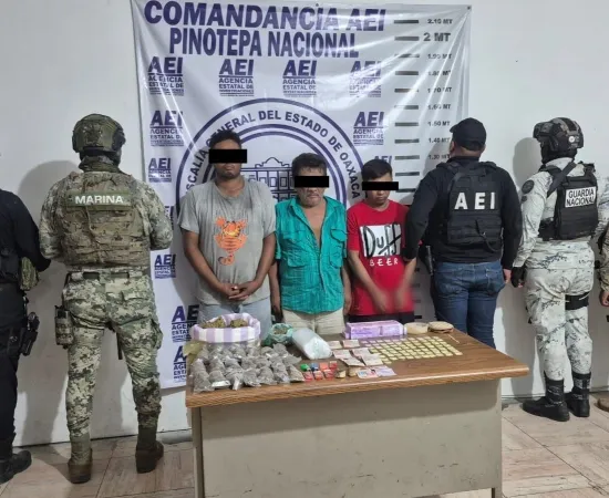 Detienen a tres, aseguran drogas y dinero en efectivo durante cateo en Pinotepa 
