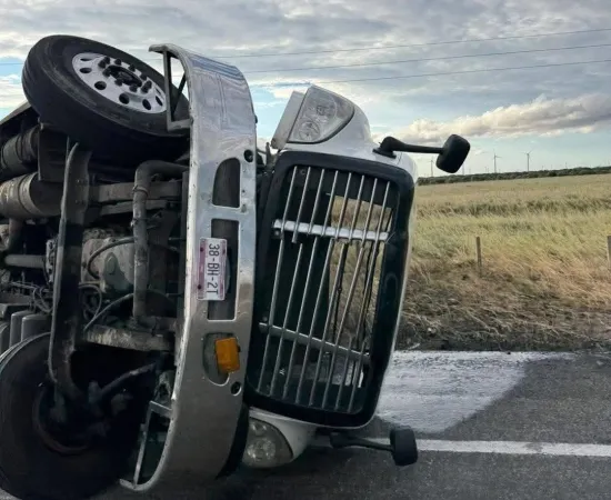 Vuelva trailer por fuerte viento en La Ventosa