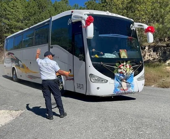 Refuerza Policía Vial Estatal seguridad de personas peregrinas rumbo al Santuario de la Virgen de Juquila