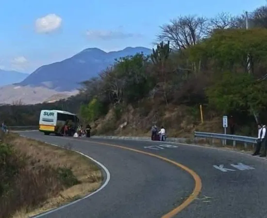 Por falle mecánica, se queda varado autobús en carretera de Asunción Lachixonase