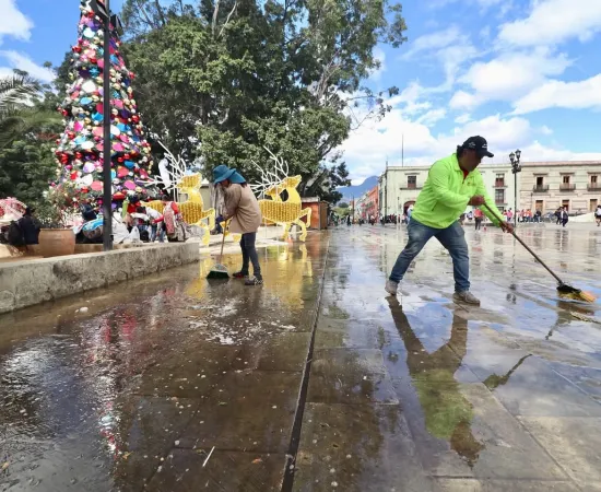 Refuerzan limpieza en el Centro Histórico con intervención en la Alameda de León