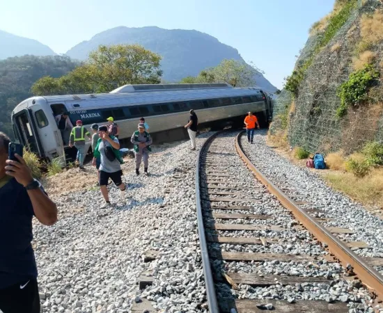 13 personas pierden la vida en accidente ferroviario 
