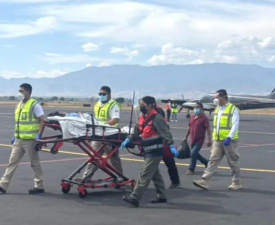 Con traslado aéreo, Gobierno de Oaxaca garantiza atención especializada a mujer embarazada