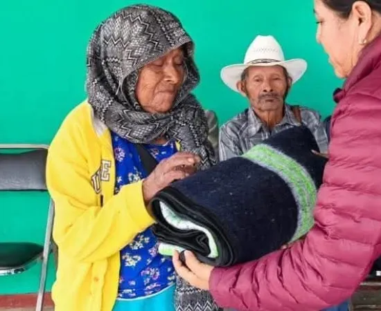 Tania Caballero entrega apoyos en San Miguel Piedras