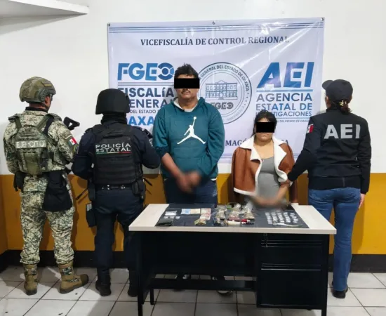 Tras cateo en Teotitlán, detienen a dos personas, aseguran drogas y una motocicleta