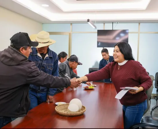 Tania Caballero diálogo con Autoridades de la agencia de Soledad Peras en el Congreso de Oaxaca