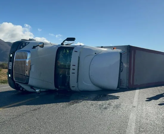 Evento de norte provoca volcaduras en la autopista 190 del Istmo; Protección Civil exhorta a extremar precauciones
