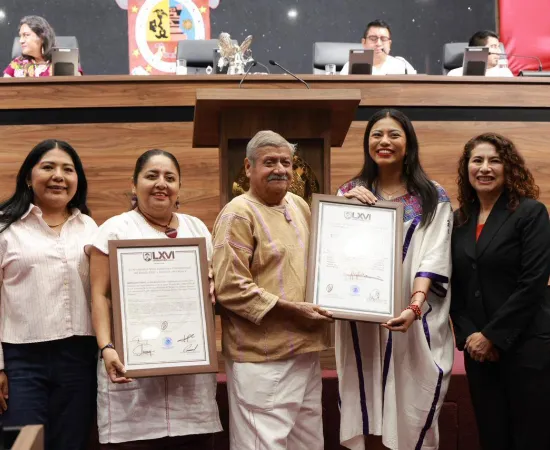 Congreso Local entrega reconocimiento al Municipio de Pinotepa de Don Luis con motivo de su declaración de "Pueblo Púrpura"