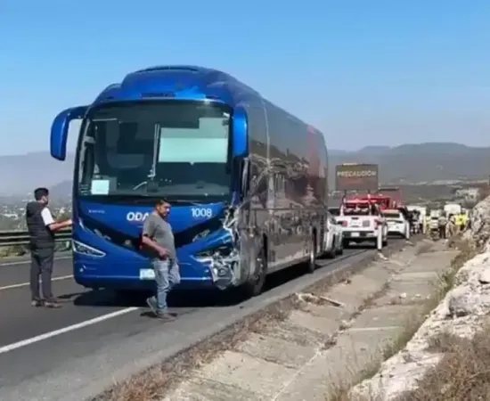 Camión de transporte de pasajeros sufre fuerte accidente en la Cuacnopalan–Oaxaca