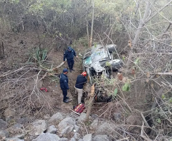 Presidente de Huatulco sufre accidente carretero, los tres ocupantes están lesionados
