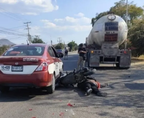 Fallece motociclista, embestido por pipa de gas y taxi 