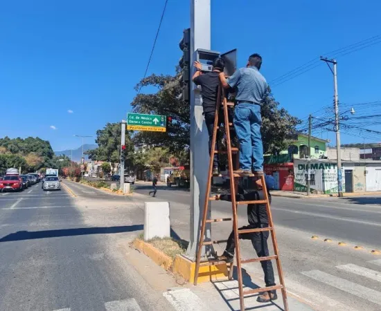 Por intervención técnica, semáforos de carretera Oaxaca-Puerto Ángel, en San Agustín de las Juntas, operarán en fase ámbar