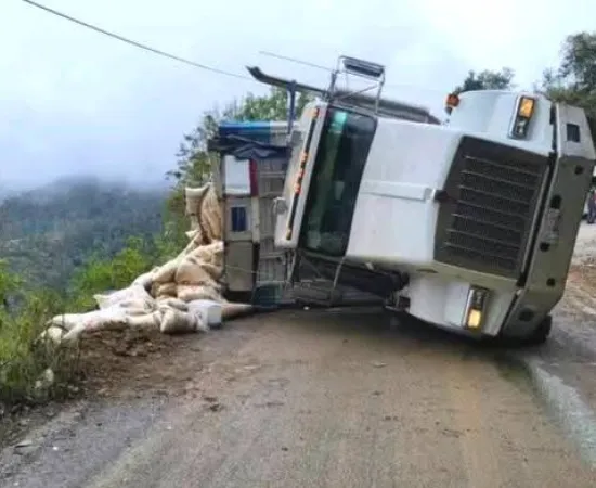 Camión cargado de maíz volcó en la Sierra de Flores Magón