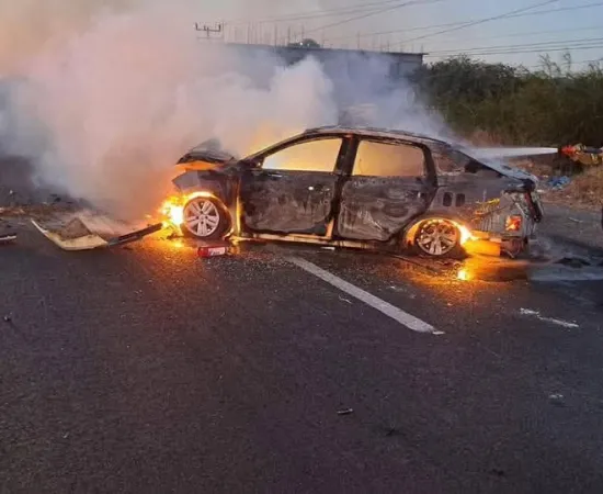 Choca su auto contra poste, se incendia