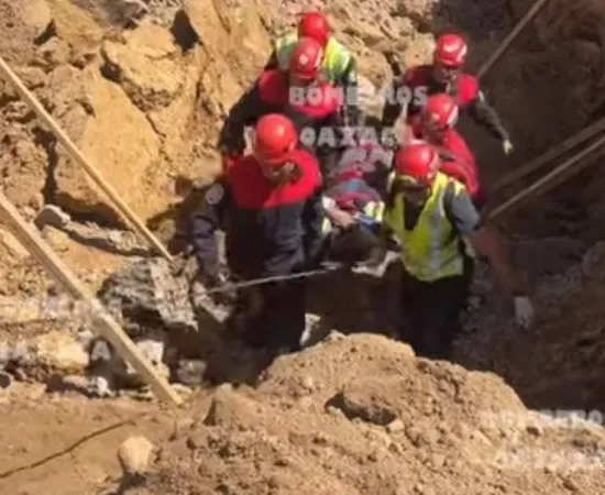 Bomberos salvan a hombre atrapado en derrumbe por obra de drenaje