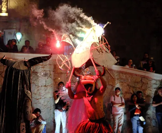 El corazón de la capital latió al ritmo de 14 carnavales oaxaqueños
