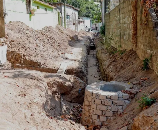 Gobierno juchiteco atiende drenaje en Camino Verde