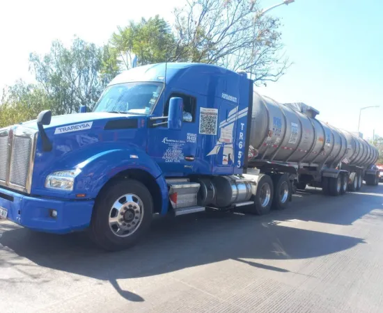 Asegura Policía Vial Estatal tráiler con reporte de robo y pipa sin permiso para transportar gas LP en Oaxaca  