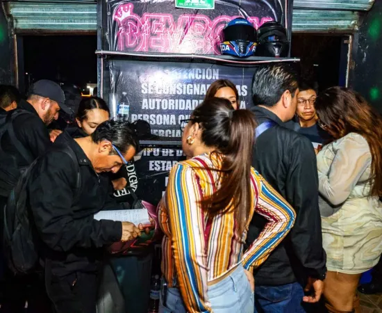 Detienen a dos por corrupción de menores y clausuran locales durante operativo nocturno en bares de los Valles Centrales