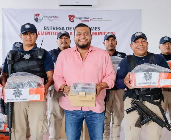 Entrega Miguel Sánchez uniformes y equipo a policías de Juchitán 