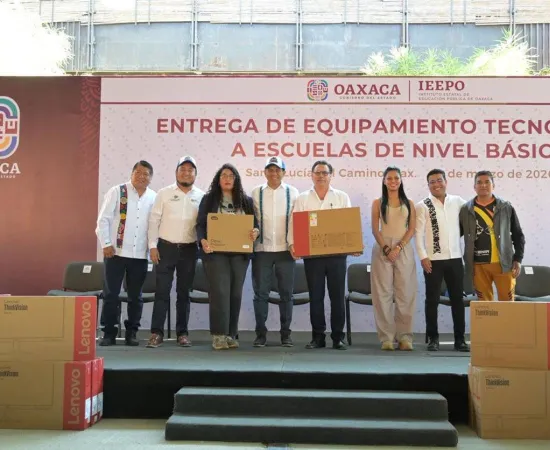 Equipa gobierno del estado con tecnología a 262 escuelas de Oaxaca de Juárez