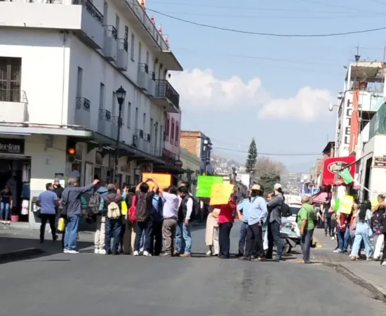 Bloquean comerciantes en calles del Centro Histórico