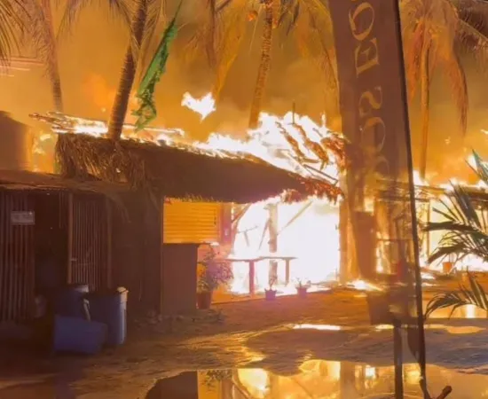 Entre 60 y 70 comercios afectados tras incendio en Punta Zicatela 