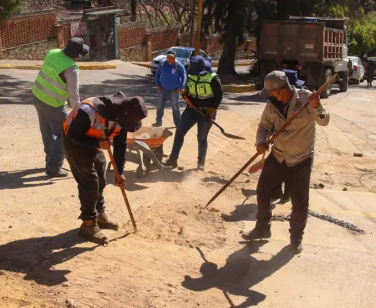 Con energía continúan acciones de bacheo en la capital
