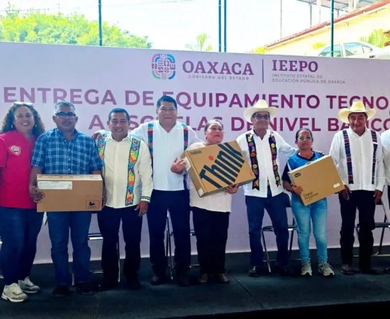Entregan equipo tecnológico a 149 escuelas de Soyaltepec