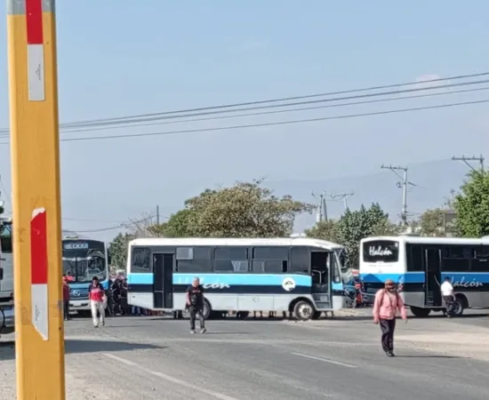 Vecinos de la colonia Guillermo González Guardado, en la Villa de Zaachila, volvieron a instalar este jueves un bloqueo en el crucero conocido como la Y griega, punto donde se conectan las rutas hacia Zimatlán y Santa Inés del Monte, con la finalidad de presionar al gobierno municipal para que atienda su petición de convertir la colonia en agencia municipal.  Iván Ventura Narciso, presidente de la colonia, explicó que la solicitud para que el asentamiento obtenga la categoría de agencia municipal cuenta con