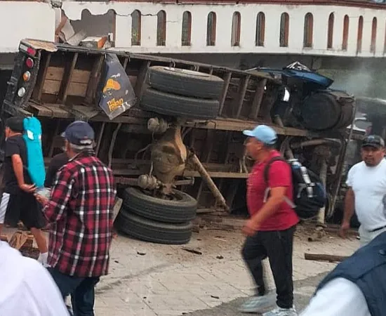 Fiscalía investiga accidente en Guelatao