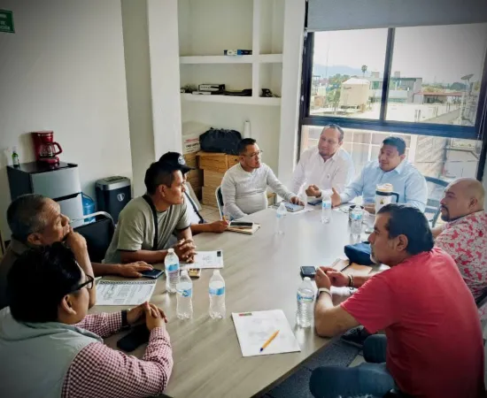 IEEPO atiende demandas educativas en la región Triqui, mantiene diálogo con el MULT 