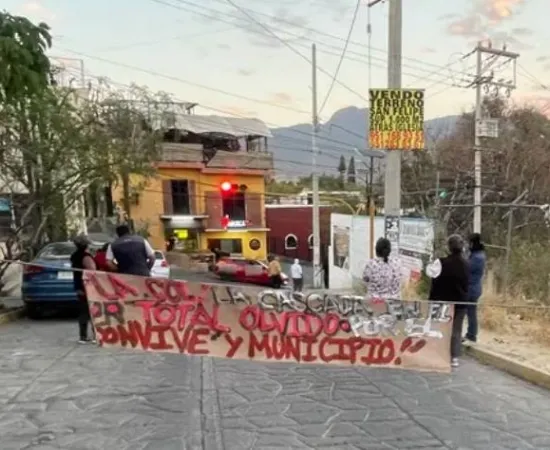 Cierre vial en Col. La Cascada