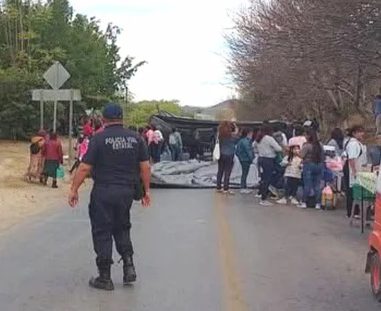Bloquean carretera 135 en la Cañada