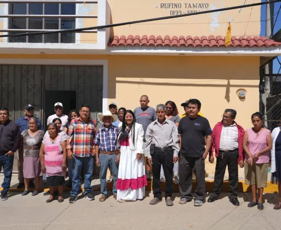 Nancy Benítez entrega luminarias en la colonia Rufino Tamayo de Xoxocotlán