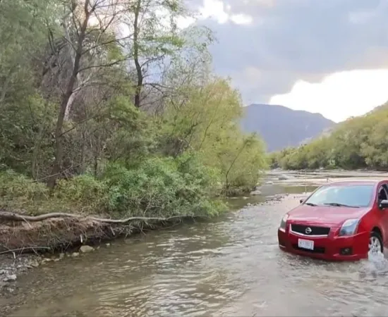 Un riesgo cruzar el río, por bloqueo carretero en el Tornillo 