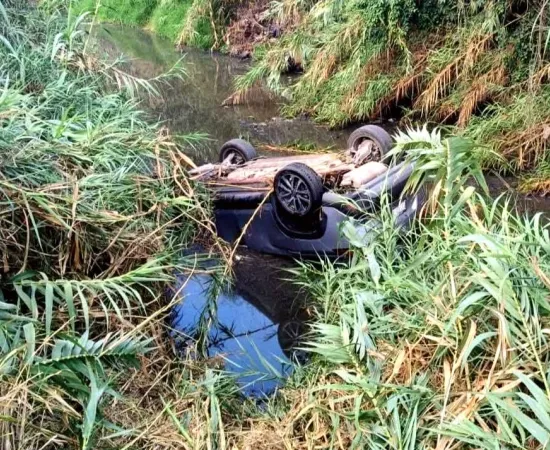 Cae camioneta al río Salado; conductora y tripulante, los rescatan con vida