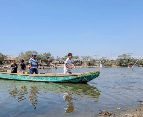 Entrega Miguel Quetu puente peatonal a familias de Playa Vicente, mejorará su traslado diario