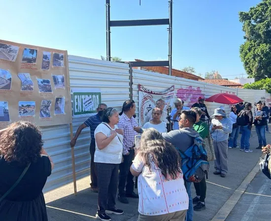Protestan vecinos en obra de Plaza Comercial, aseguran que construcción afecta sus propiedades