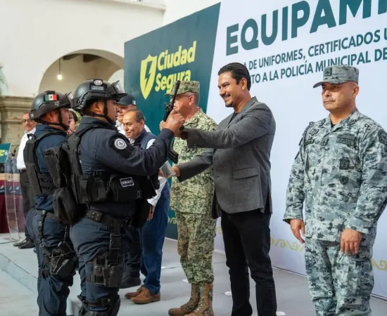 Entrega Ray Chagoya equipamiento a Policía Municipal